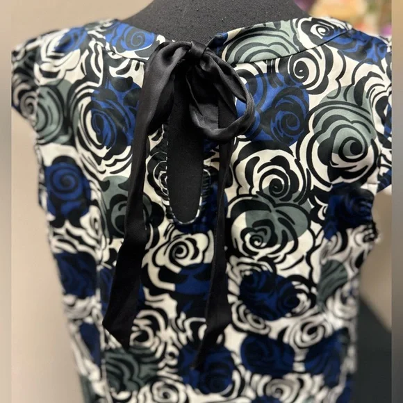 Liquido Silk USA Blue & White Rose Design Effortless Glamour Blouse size 8 - Picture 4 of 9